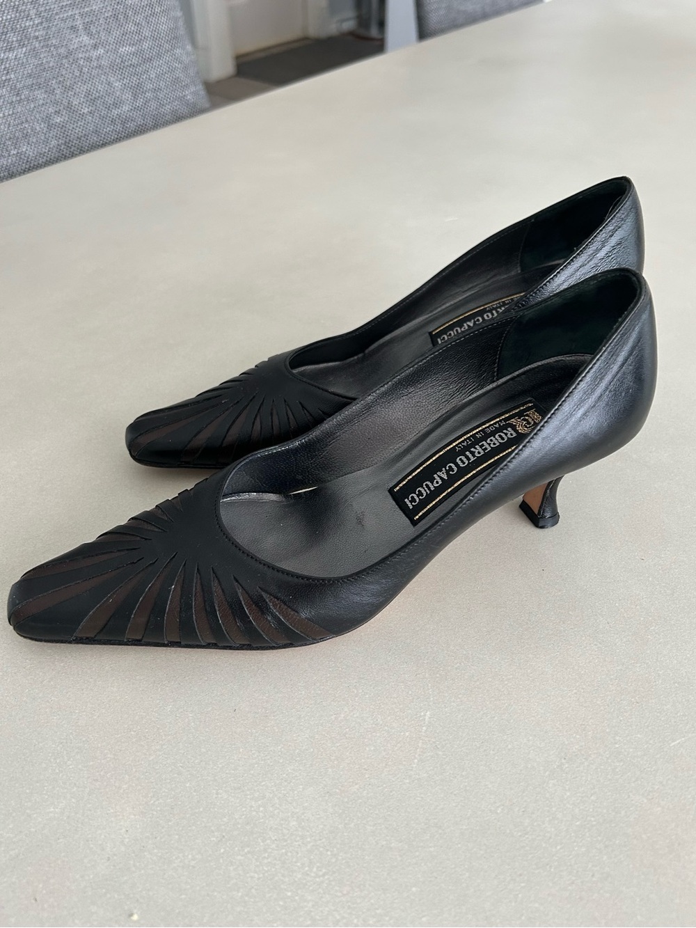 Vintage Roberto Capucci Black Leather Pleated Pointed Toe Pumps Size 7.5AA - Picture 9 of 16
